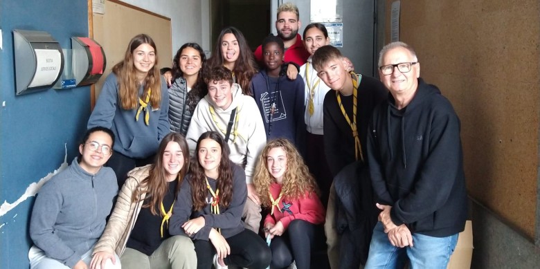 Joan Carles Codolà, editor de Llumiguia, amb membres de l’Agrupament Escolta la Claca, que els va ajudar a fer el trasllat al nou local.