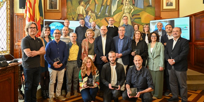 Foto de grup de guardonats, membres del jurat i representants de la Diputació de Lleida / Autor: Diputació de Lleida