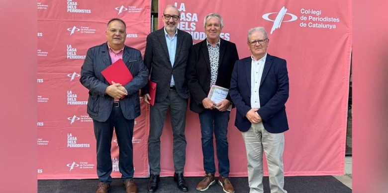 Tres dels periodistes homenatjats, d'esquerra a dreta Ximo Rambla, Antoni Bassas i Artur Gaya, amb el president dels periodistes ebrencs, Josep Baubí. / Foto: Cedida