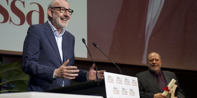 Antoni Bassas rep el Premi d'Honor de la Premsa Comarcal davant la mirada del president Francesc Fàbregas