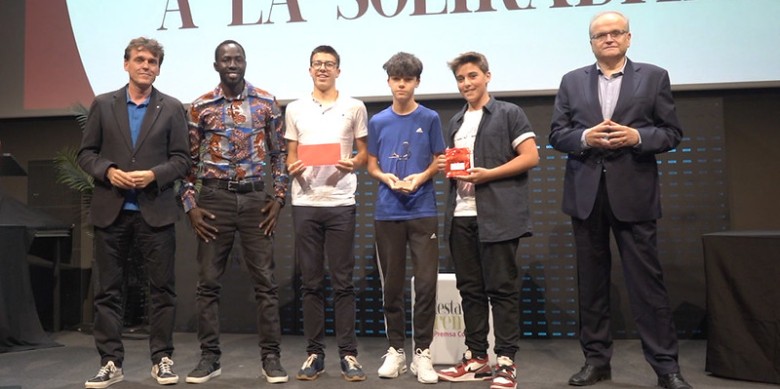 El secretari de Comunicació de la Generalitat, Marc Bataller (esquerra) i el director gerent del Setmanari de l'Alt Empordà (dreta) amb els estudiants premiats de l’escola Vedruna de Vilafranca del Penedès