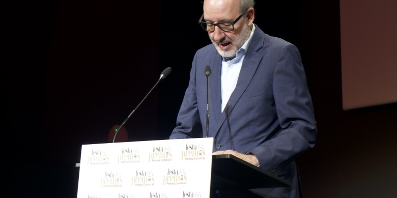 Antoni Bassas mentre llegia el discurs en rebre el Presmi d'Honor Premsa Comarcal