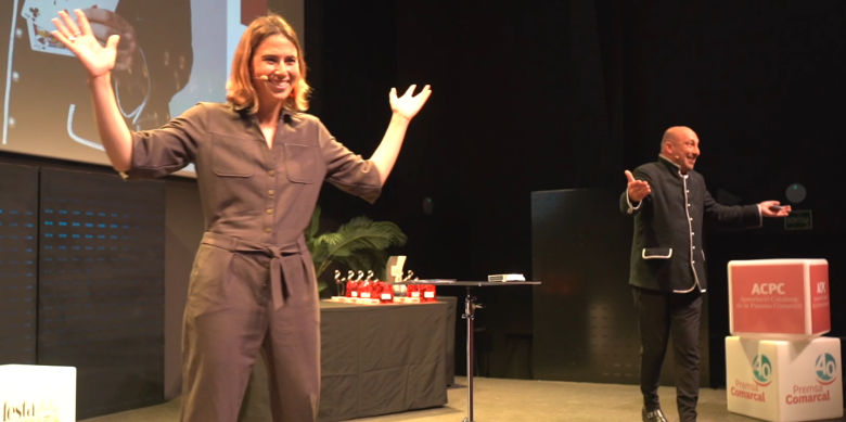 La presentadora de l'acte, Candela Figueras, i el mag Jordi Caps, durant la Festa dels Premis Premsa Comarcal