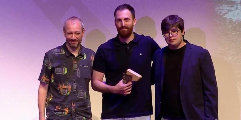 Ot Burgaya, al centre, i Martí Roviró, a la dreta. recollint el premi de la mà de José Luis Montesinos, a la gala d'aquest dissabte | La Xarxa