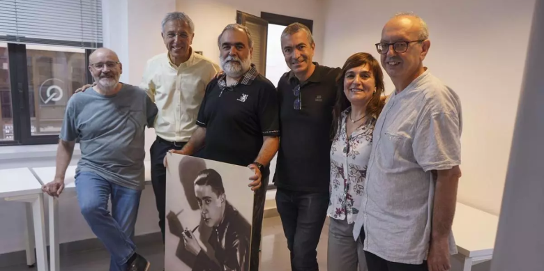 D'esquerra a dreta: Joan Closas (Galliner), Joaquim Aloy (Memoria.cat), Eduard Font (Col·legi de Periodistes), Llorenç Capdevila (Òmnium), Fina Tapias (Els Carlins) i Jordi Estrada (Òmnium) / MIREIA ARSO / Regió 7