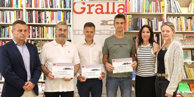 Beth Codina i Agustí Danés d'El 9 Nou, als costats, amb els premiats i Eva Portell de La Gralla. Foto: Griselda Escrigas