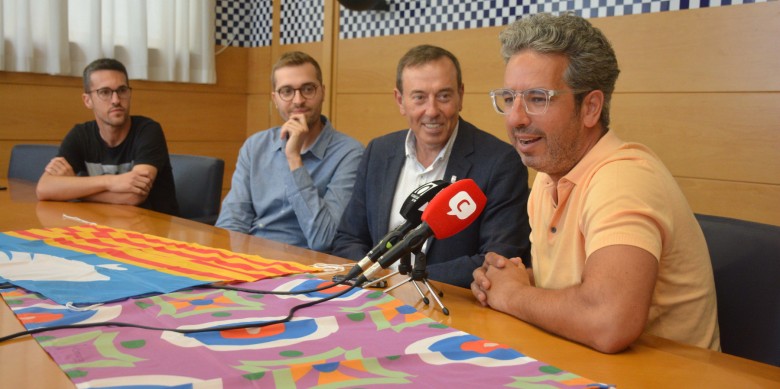 Una imatge de la presentació; Òscar Cabana, director de La Comarca d'Olot, en primer terme.