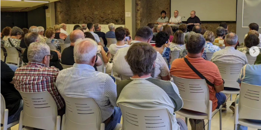 Imatge de la presentarció del llibre 'Imatges de Riudoms durant el franquisme' al Casal Riudomenc. Foto: L'Om