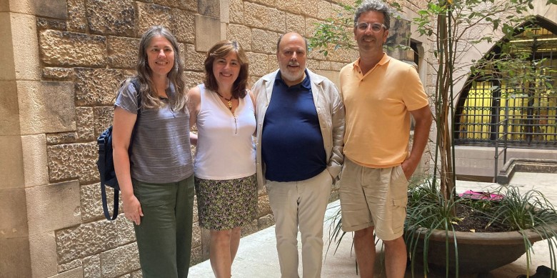 A la imatge, els participants de la trobada, fotografiats al pati de la Casa dels Canonges