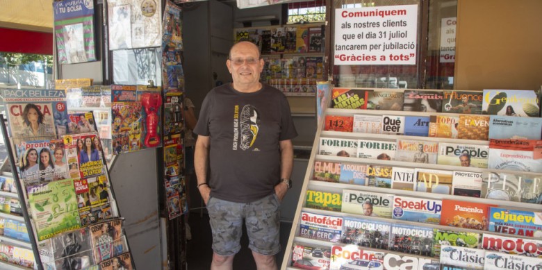 Àngel Serna al quiosc del Pati que tancarà dimecres vinent 31 de juliol. Foto: Laia Pedròs