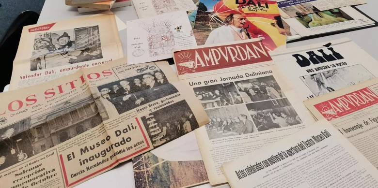 Alguns dels reportatges i articles que li va dedicar la premsa i que conserva la biblioteca de Figueres. / Foto: Cristina Vilà
