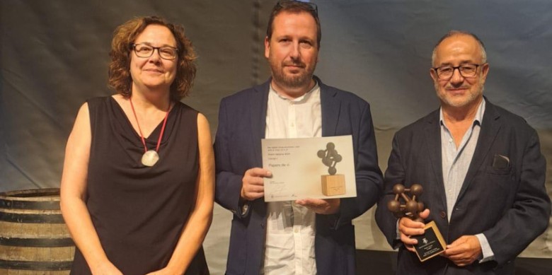 Montse Serra, Òscar Pallarès i Ramon Ruiz, de Papers de vi, en rebre el premi el passat diumenge