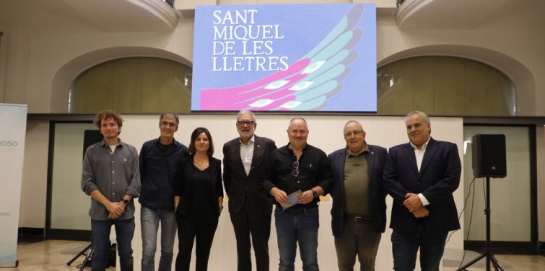 L’alcalde de Lleida, Fèlix Larrosa (al centre), que no es va perdre el debat, amb els ponents i Antoni Gelonch, impulsor del Sant Miquel de les Lletres / Amado Forrolla - Segre