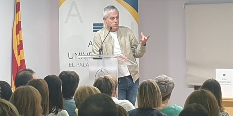 El periodista Albert Om a l'Aula Universitària del Palau d'Anglesola inaugurant el curs amb la conferència "40 anys i no m'he avorrit un dia". Foto: Avenç del Palau d'Anglesola