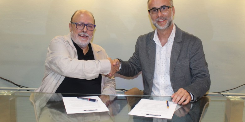 Francesc Fàbregas, president de l'ACPC; i Quim Miró, director editorial de Comunicació 21, durant la signatura de l'acord.