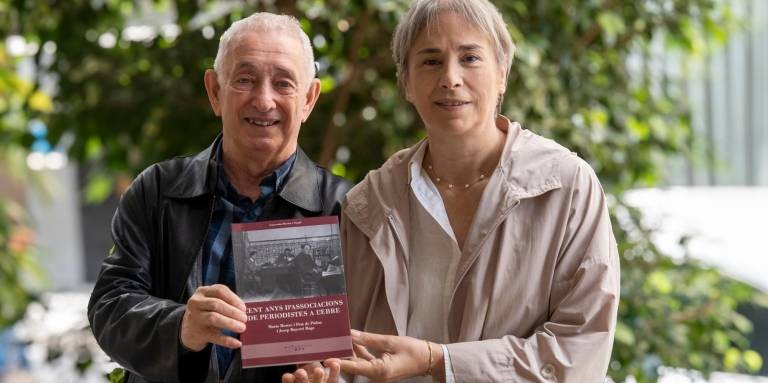 Josep Bayerri i Maria Mestre, autors de l’assaig ‘Cent anys d’associacions de periodistes a l’Ebre’. Foto: J. R // Diari de Tarragona