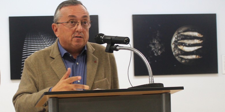 Josep Capella, inaugurant l'exposició '12 fanalades' que va cloure els actes de celebració del 70è aniversari de 'Revista Cambrils', ara fa un any | Andreu Dalmau