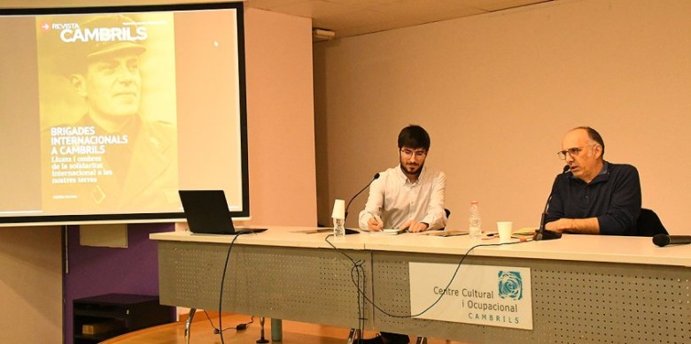 Andreu Dalmau i Toni Orensanz,en la presentació del suplement de les Brigades Internacionals a Cambrils | Lluís Rovira i Barenys