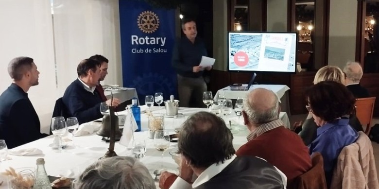 Lluís Rovira, director de Revista Cambrils, en un moment de la seva exposició al Rotary Club de Salou | Cedida