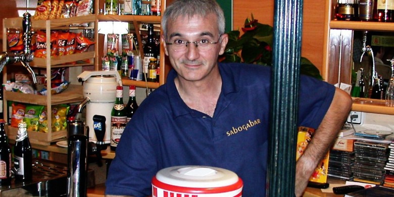 José Manuel Alemañ al Sabogabar, el local que va obrir a la plaça Alfons XII, i que es va convertir en un espai referent en la dinamització social i cultural de Tortosa. Autor: Francesc Espinach.