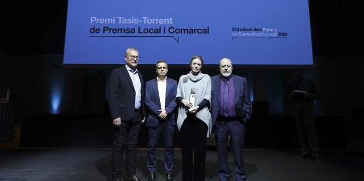 Agustí Danés i Beth Codina d'El 9 Nou, al centre; amb Francesc Fàbregas, president de l'ACPC (esquerra), i Ramon Grau de l'AMIC (dreta). Foto: Premsa Diba