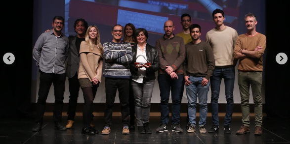 Foto de família amb els premiats i organitzadors de la cerimònia. Foto: Ressò i Ajuntament de Santa Coloma de Farners