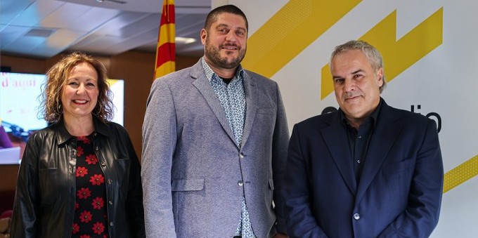 D'esquerra a dreta: la consellera delegada de la Xarxa Audiovisual Local, Núria de José; l’editor de La Mira, Joan Camp; i  el director de Catalunya Ràdio, Jordi Borda. Foto: Jordi Borràs Abelló