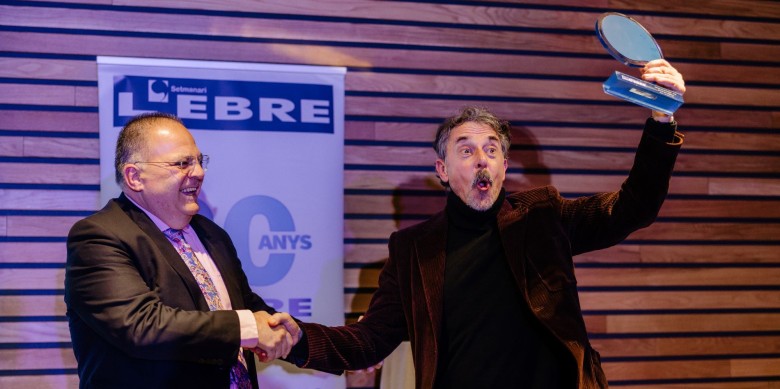 L'actor Pere Ponce rebent el guardó de mans del Ximo Rambla, editor-gerent del Setmanari l'Ebre. Foto: Setmanari l'Ebre