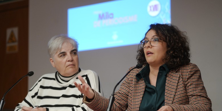 La tinenta d'alcalde, Carme Valls, i la presidenta del col·legi de periodistes de Lleida, Laura Alcalde, durant l'entrega dels premis l'any passat / Mario Gascón-Ajuntament de Lleida