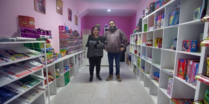 Mari Luz González i Rafa Villalobos són els propietaris del nou Kiosk d'Arbeca. Foto: Albert González Farran