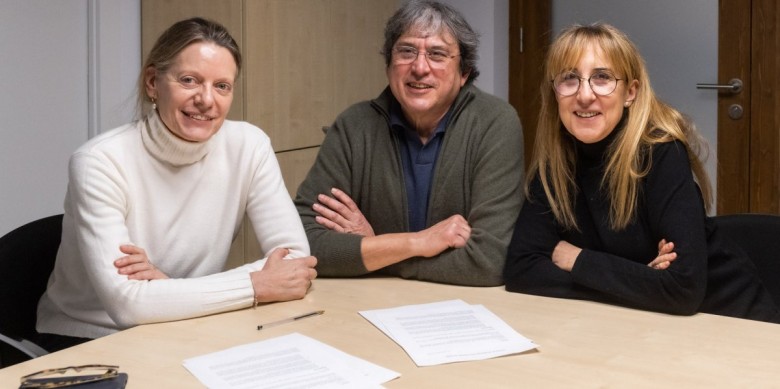 Beth Codina (esquerra), la presidenta de Prosa, l’empresa editora d’El 9 Nou, i, Joan Turró, l’administrador de Vic Comunicats; i Montse Porta, editora d’Estrip. Foto: Albert Llimós
