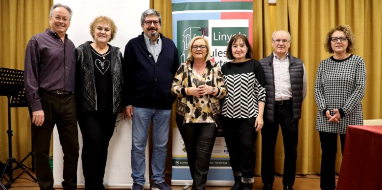Anna Gómez, al centre, amb la junta de les Aules - Ajuntament de Linyola