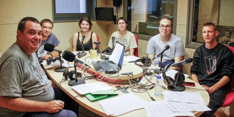 Alguns dels protagonistes de la sèrie 'Descapaci...què' fotografiats al plató d'El 9 FM
