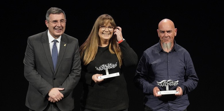 David Aparicio (dreta) en rebre el premi durant la cerimònia celebrada a Girona, amb l'altra premiada, Glòria Sánchez. Foto: Marc Martí.