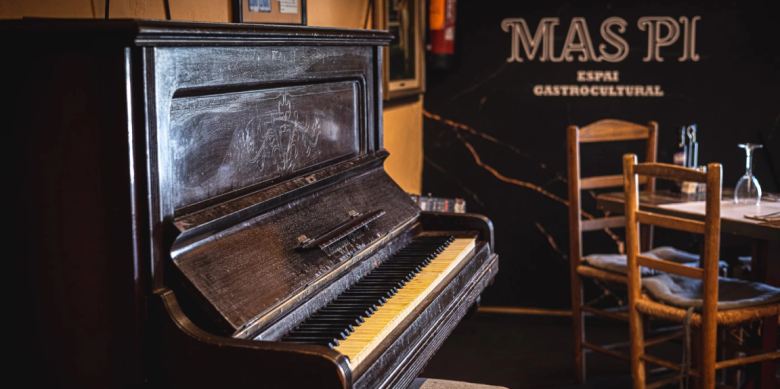 El piano històric del Mas Pi de Verges, d’on van sorgir les notes de “L’estaca”, protagonitza un dels reportatges que han rebut una menció. Foto: Jordi Borràs Abelló