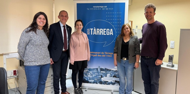 José Crespín i Laia Pedrós (segon i tercera per l'esquerra) amb l'equip de Nova Tàrrega. Foto: Nova Tàrrega