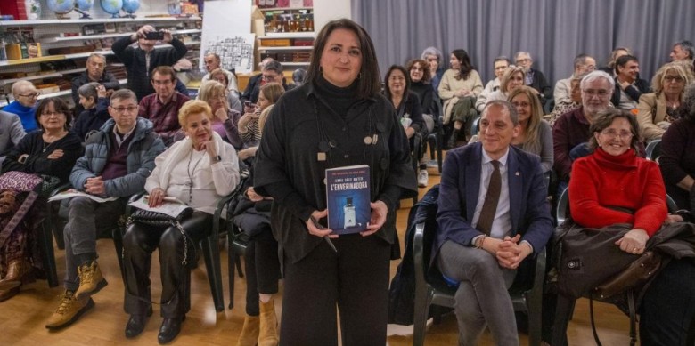 Anna Sàez va presentar ahir ‘L’enverinadora’, en una abarrotada sala d’actes de la llibreria Caselles. Foto: GERARD HOYAS