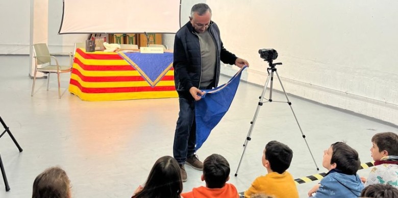 Josep Capella mostrant el seu fulard als nens i nenes | Cedida