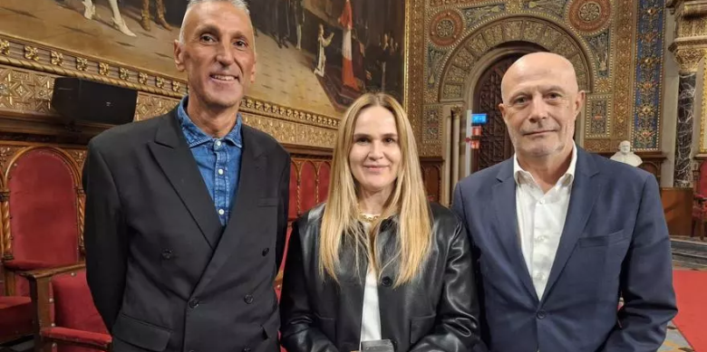 Josep Lluís Micó i Sandra Espinal, director i gerent de Regió7, respectivament; i el director general de Prensa Ibérica, Fèlix Noguera, amb els dos guardons / Foto: Regió7