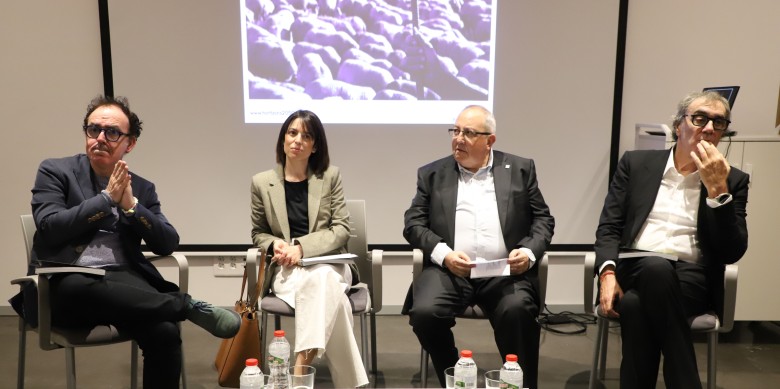 Francesc Canosa, director de la revista, i Antoni Gelonch, president d’Horitzons, amb Cervós i Benet - Magdalena Altisent / Segre