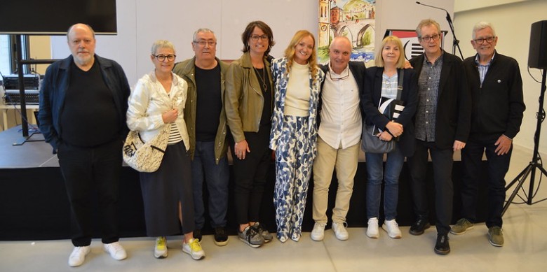 Els conferenciants de la 17a Convenció de l'ACPC celebrada a Sallent, juntament amb els amfitrions de la jornada, de la revista L'Esparver, i el president de l'entitat Francesc Fàbregas.