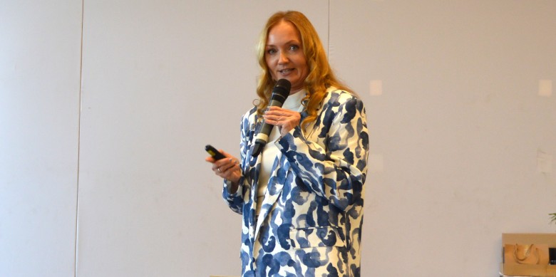 Júlia Sizova Granero, country mànager a l'estat Espanyol de Comscore, durant la seva intervenció en la 17a Convenció de la Premsa Comarcal celebrada a Sallent.