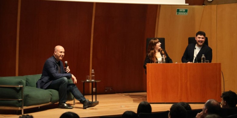 Un moment de la conferència de Tomàs Molina a la Universitat de Lleida - Amado Forrolla / Segre