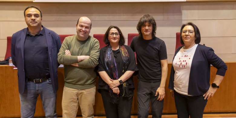 La directora de Segre, Anna Sàez –al centre de la imatge–, va participar en la taula redona sobre periodisme de proximitat - Jordi Echevarria / Segre