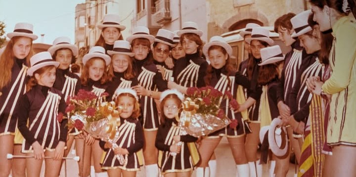 Les darreres protagonistes de la secció Retratats són les majorettes de Riudoms de l'any 1979 a la plaça Mare Cèlia 