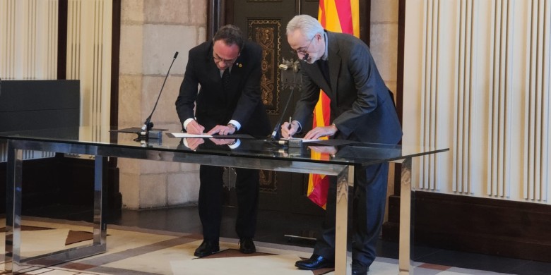 Moment de la signatura del conveni entre el president del Parlament de Catalunya, Josep Rull; i el president del Consell de la Informació de Catalunya, Josep Carles Rius. Foto: CIC