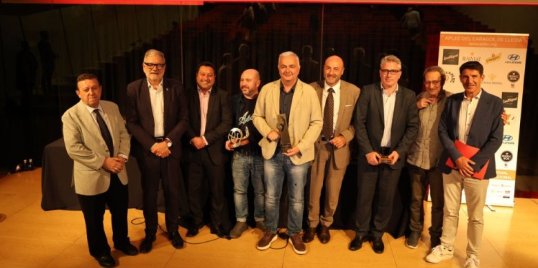 El periodista Artur Peguera, a la dreta, amb els premiats, l’alcalde de Lleida i membres de la Fecoll, entre ells, el president de la Federació de Colles, Ferran Perdrix, del Grup Segre i membre de la junta de l'ACPC. Foto:  Amado Forrolla / Lleida