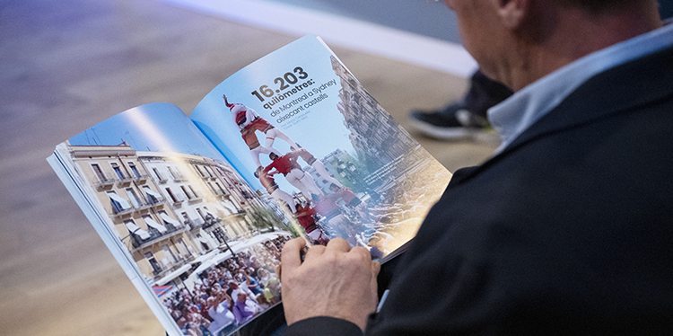 Un dels assistents a la presentació fullejant la revista Exterior [foto: Joanna Chichelnitzky]