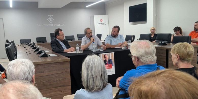 D'esquerra a dreta: Andreu Bosch, vicepresident d’Òmnium Maresme; Quim Torra, expresident de la Generalitat; i Òscar Pallarès, redactor en cap de la revista Alella. Foto: Revista Alella