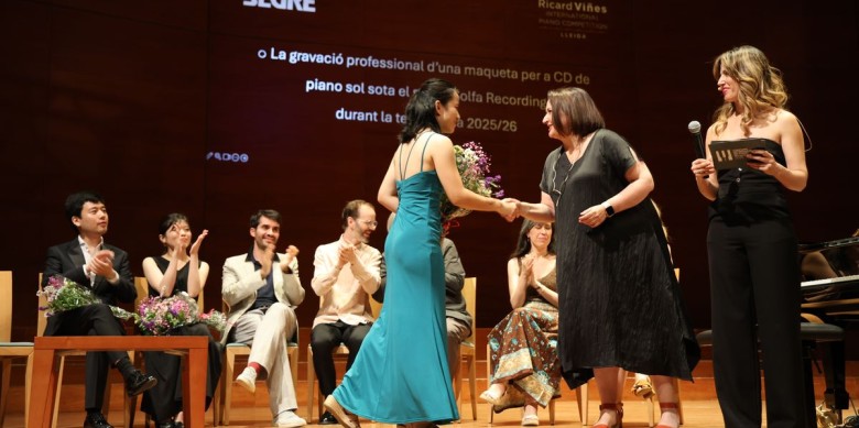 Karina Tseng va rebre el guardó de mans de la directora de Segre, Anna Sàez - Amado Forrolla / Segre